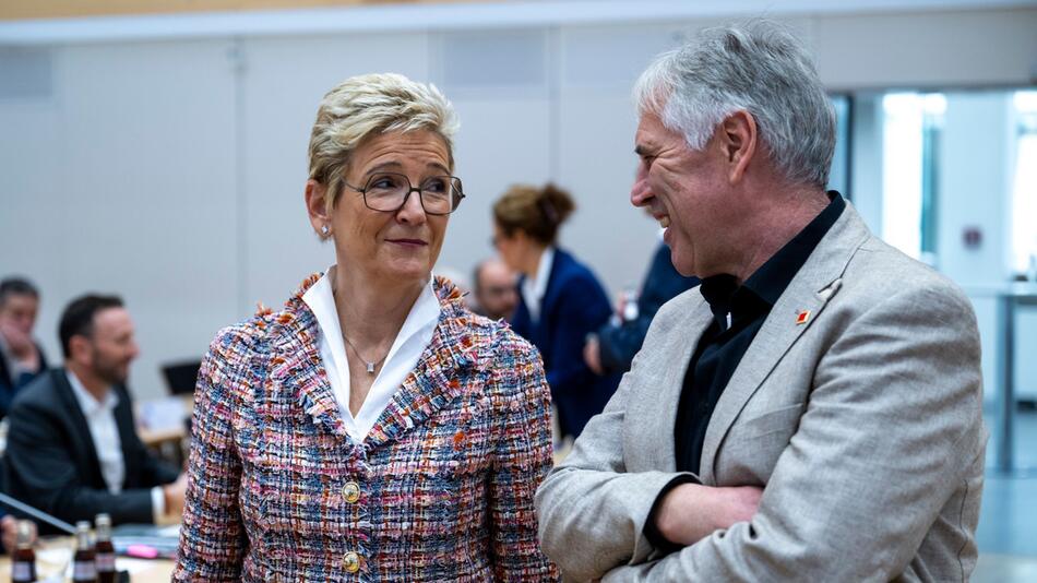 Freundliche Stimmung vor der 3. Metall-Tarifrunde in München