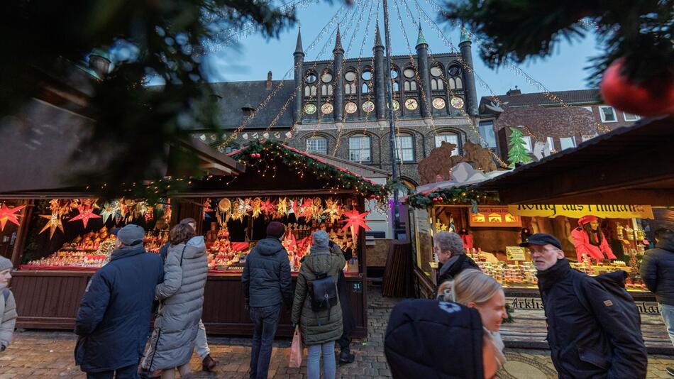 Start des Weihnachtsmarkts in Lübeck