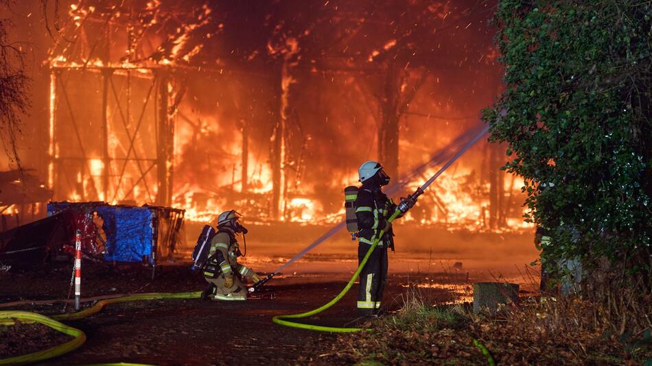 Lagerhalle brennt in Neuwied-Engers