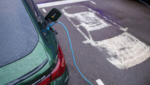 Elektroauto lädt an Ladesäule