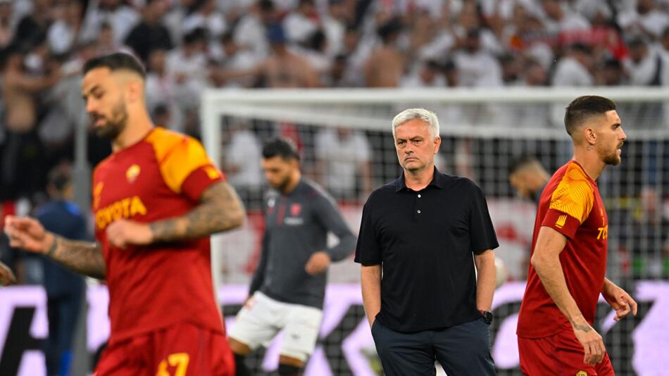 Roms Trainer Jose Mourinho verfolgt am 31. Mai 2023 das Aufwärmen seiner Spieler vor dem EL-Finale