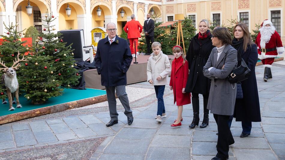 Fürst Albert und seine Familie auf dem Weg zur Geschenkaktion im Ehrenhof des Fürstenpalastes ...