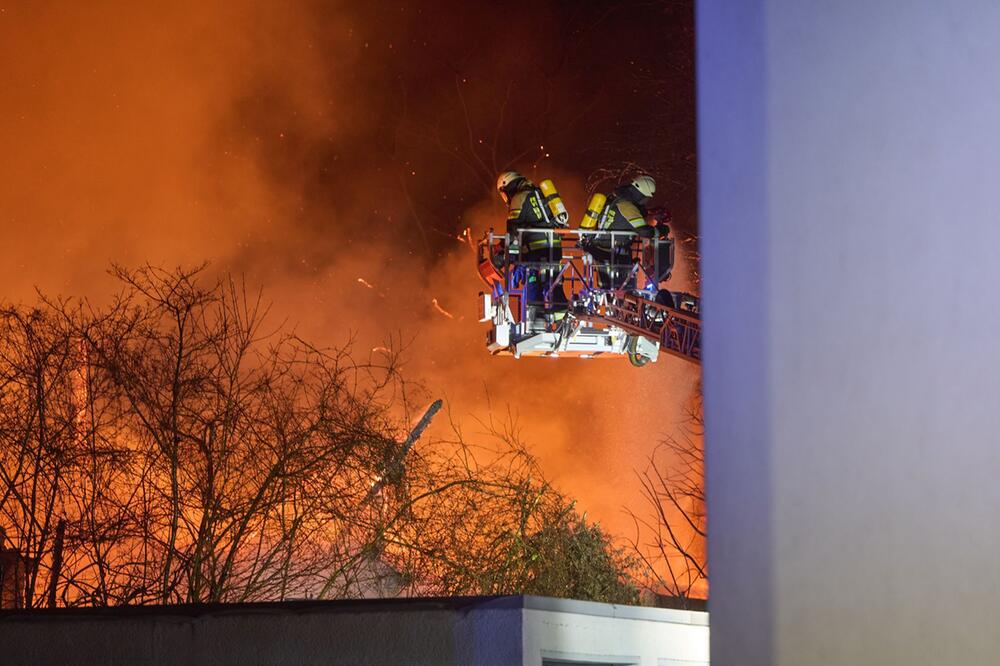 Lagerhalle brennt in Neuwied-Engers