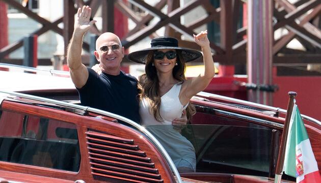 Jeff Bezos und Ehefrau Lauren Sánchez Bezos haben für ihre Flitterwochen Venedig hinter sich ...