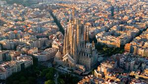 Der Christusturm der Sagrada Família wird zu Gaudís 100. Todestag vom Papst geweiht.