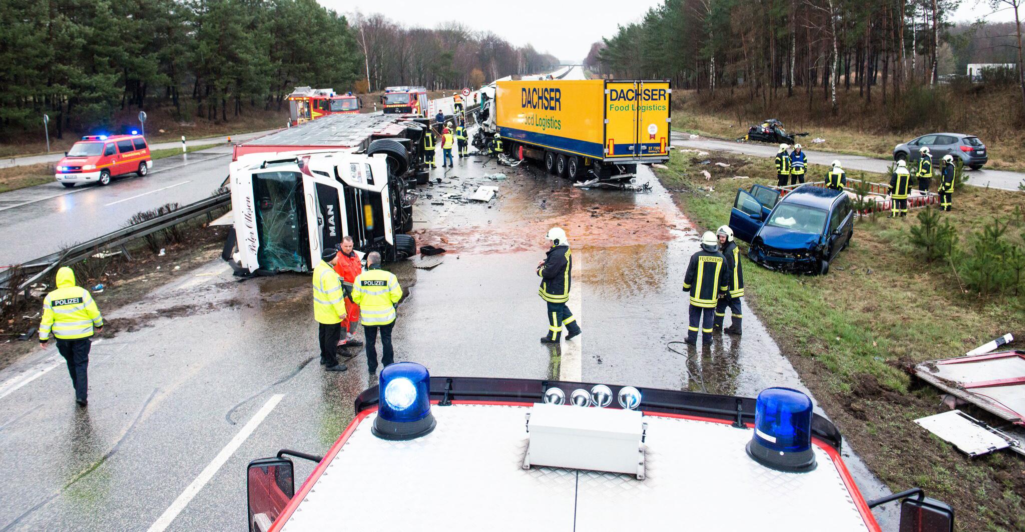 Bild zu Drei Tote bei Unfall auf der A24