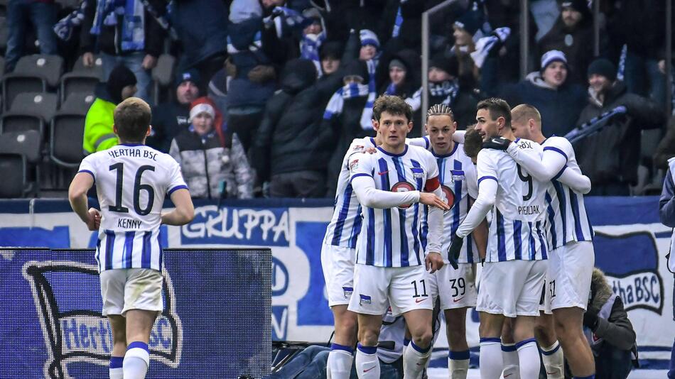 Spieler von Hertha BSC bejubeln das 3:1 gegen die SV 07 Elversberg.