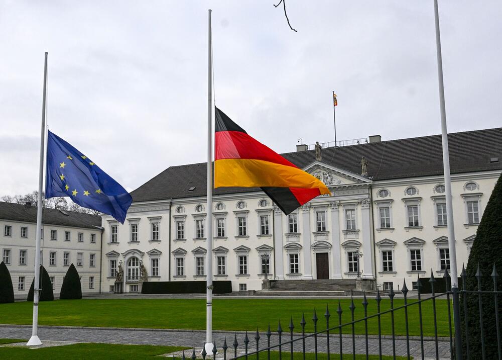 Trauerbeflaggung am Schloss Bellevue