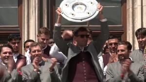 Marienplatz in Rot-Weiß - Bayern feiert Meisterschaft