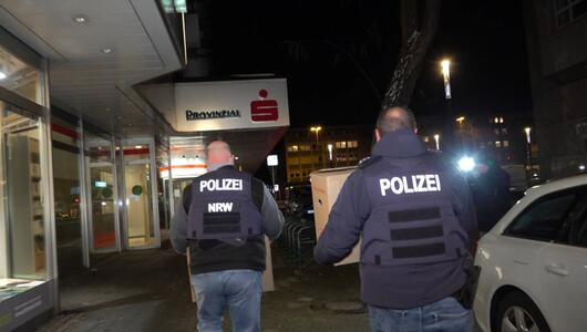 Polizei durchsucht Sparkasse nach Millionen-Coup