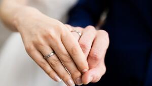 Ein Hochzeitspaar hält sich bei der Hand
