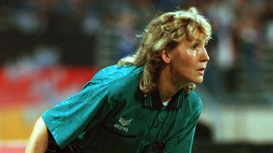 Gertrud Gebhard, Schiedsrichterin, Frauen im Fußball