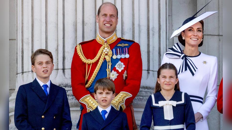 Prinz William mit seinen Kindern George, Louis und Charlotte auf dem Balkon des Buckingham Palastes.
