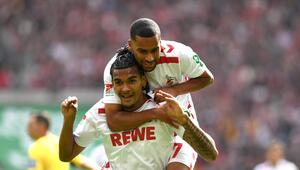 Linton Maina feiert Damion Downs für dessen Tor für den 1. FC Köln gegen den KSC