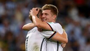 Toni Kroos und Bastian Schweinsteiger umarmen sich nach dem Sieg im Finale der WM 2014 gegen ...