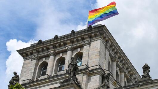 Regenbogenfahne auf dem Reichstagsgebäude