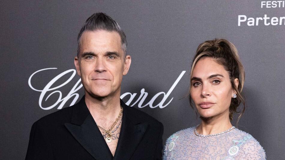 Ayda Field hat ihren "Schatten" und einen weiteren Hund verloren, den sie gemeinsam mit Robbie ...