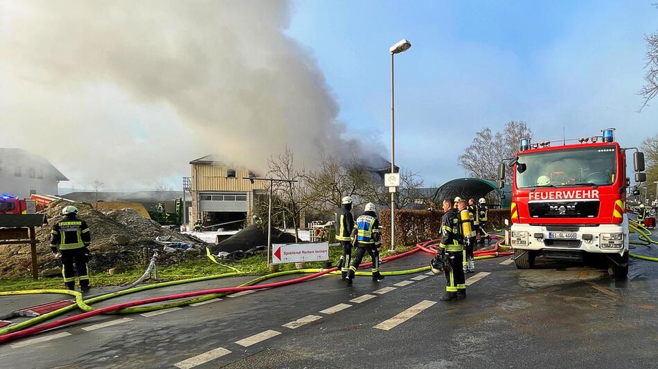 Brand in Lagerhalle in Lollar