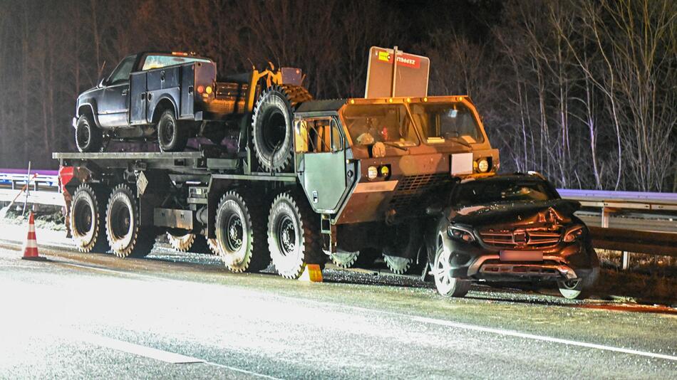 Unfall mit Militär-Lkw auf der Autobahn bei Sindelfingen