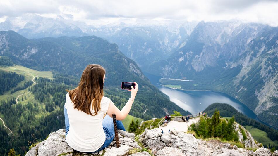 Frau fotografiert vom Gipfel des Jenner den Königssee