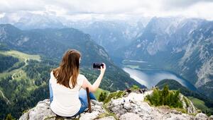 Frau fotografiert vom Gipfel des Jenner den Königssee