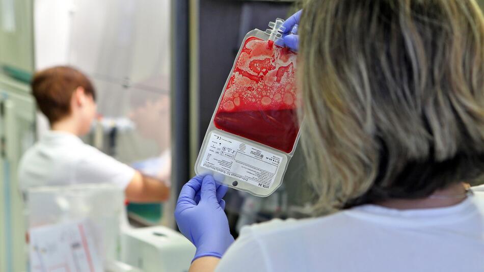 Eine Person hält eine Blutkonserve