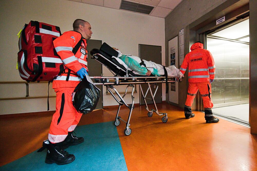 Rettungsdienste und Feuerwehr helfen in Brno bei den Krankentransporten