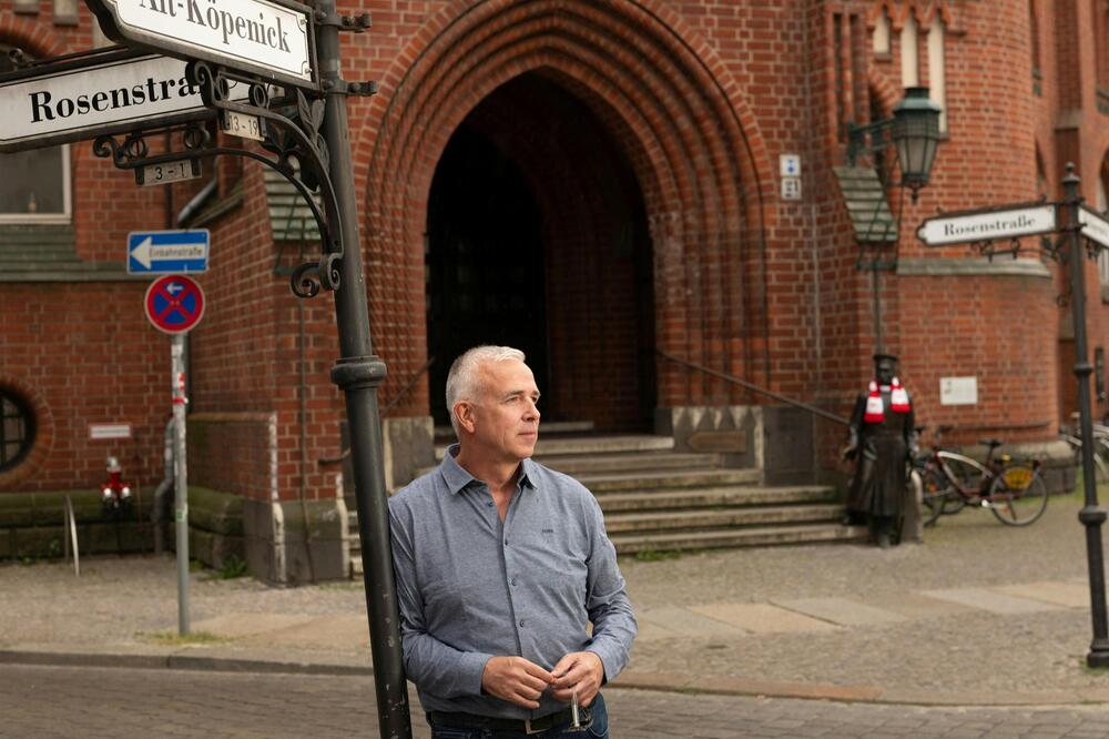 Dirk Zingler vor dem Rathaus Köpenick