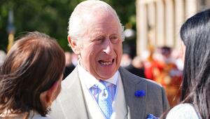 König Charles unterhielt sich angeregt mit seinen Gartenparty-Gästen.