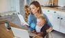 Mutter mit Baby am Tisch