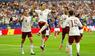 Die Spanier jubeln nach dem Führungstreffer durch Mikel Oyarzabal.