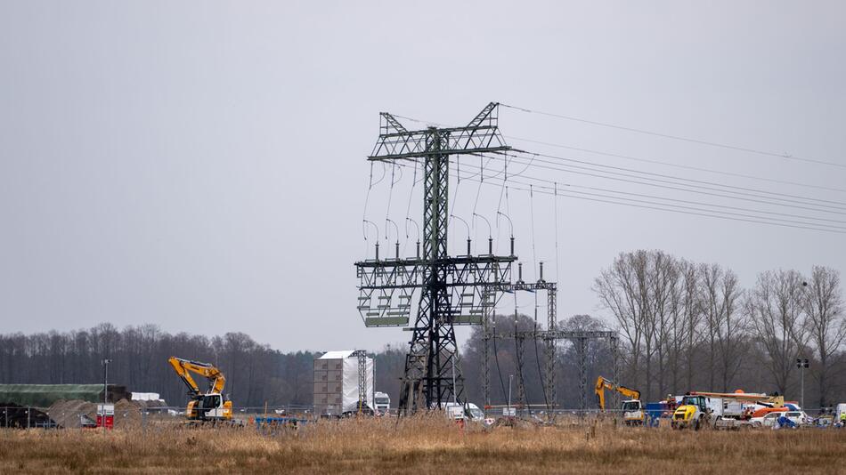 Tesla Fabrik - Strommast