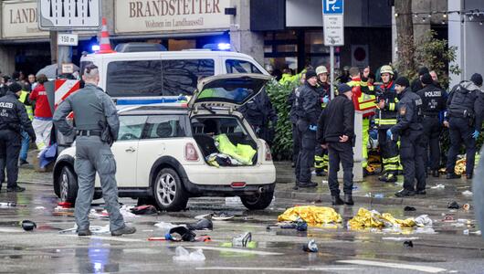 Auto in München in Menschengruppe gefahren