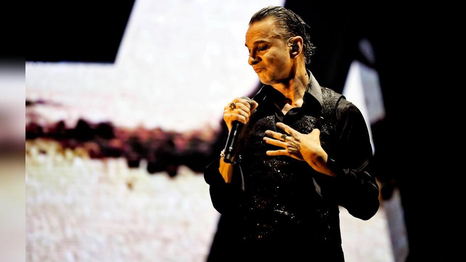 Dave Gahan in Action: Der Depeche-Mode-Frontmann während seines Auftritts in der Kölner Lanxess ...