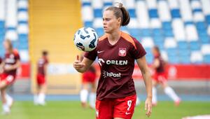 Die Stürmerin der polnischen Nationalelf beobachtet fokussiert den Ball während der Übungseinheit.