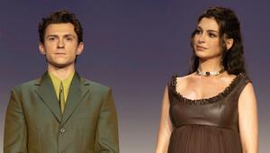 Tom Holland - hier bei der Premiere in Paris - scheint seine Kollegin Anne Hathaway am Set von ...
