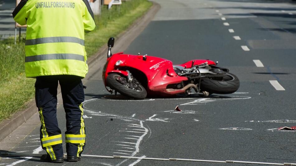 Motorradfahrer, Unfall