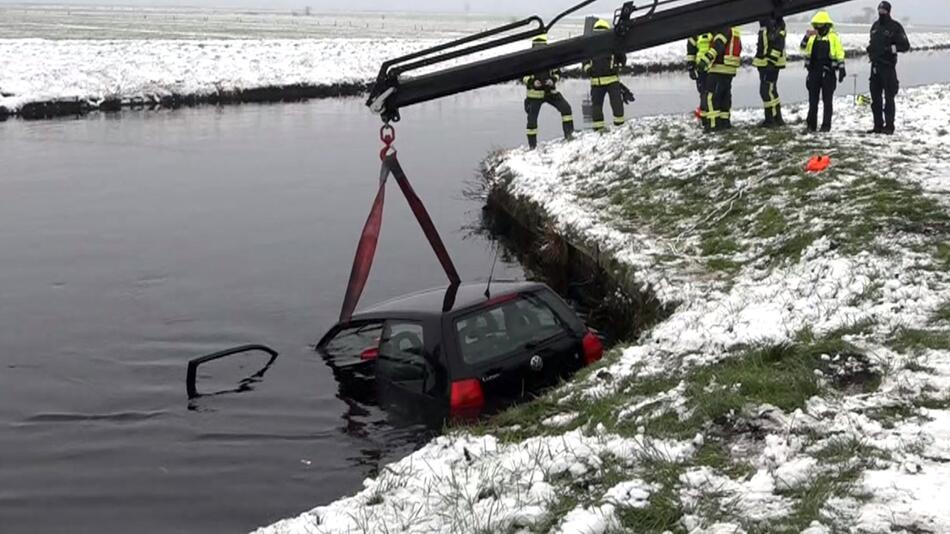 Frau rutscht mit Auto in Kanal in Ostfriesland