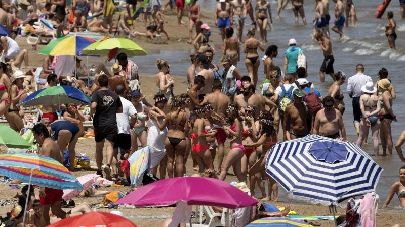 Strand mit vielen Menschen