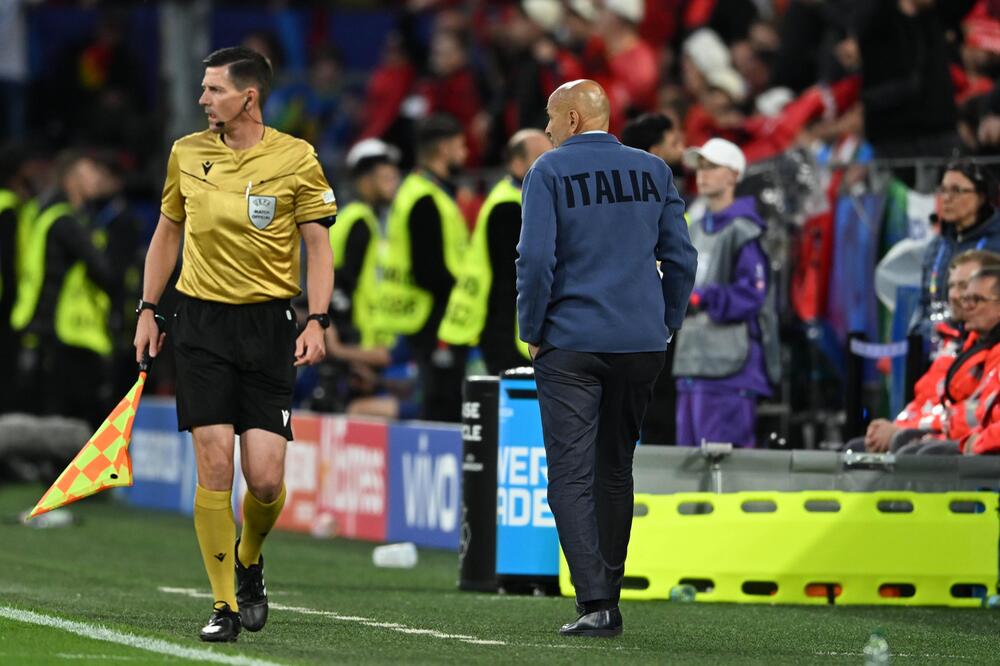 Luciano Spalletti (r.) im kritisierten Anzug des italienischen Nationalteams.