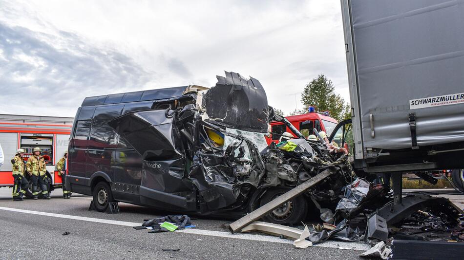 Transporter fährt auf Lkw auf - ein Mensch tot