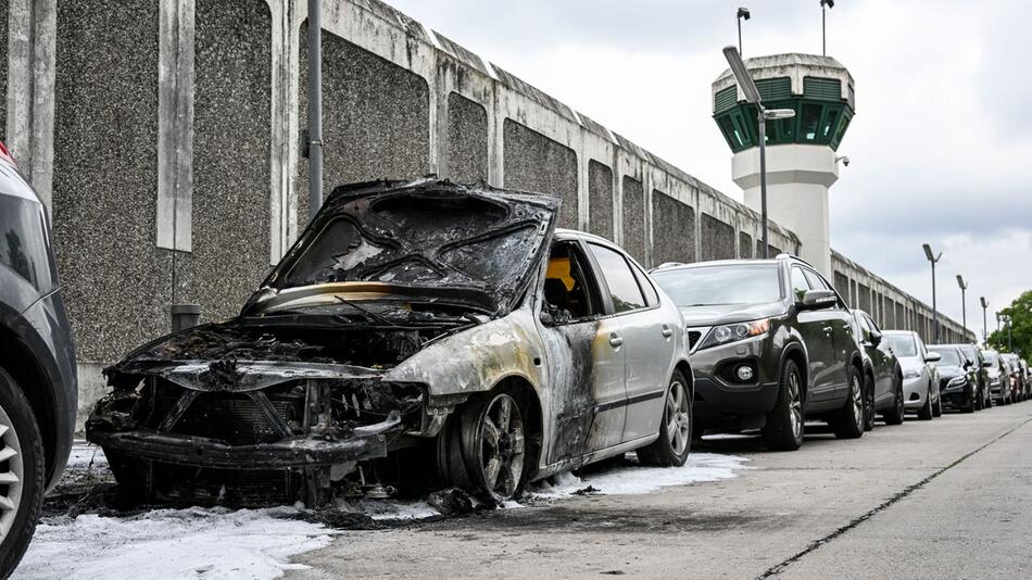 Autos vor Gefängnissen angezündet.