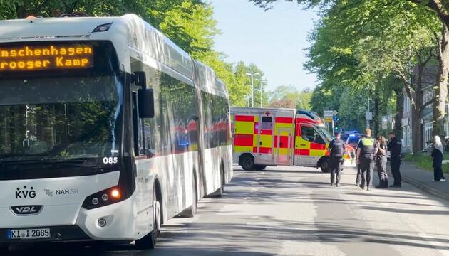 Fußgänger erfasst: Busunfall mit sechs Verletzten in Kiel