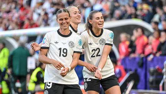 Klara Bühl, Lea Schüller und Jule Brand feiern ein Tor gegen Dänemark.