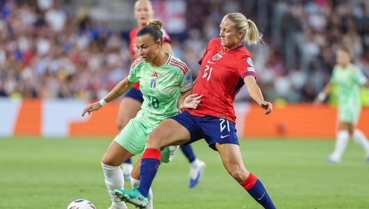 Arianna Caruso (l.) verteidigt den Ball gegen Lisa Fjeldstad.