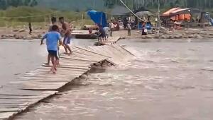 Reißende Fluten: Fluss zerstört Brücke zwischen Dörfern in Indonesien