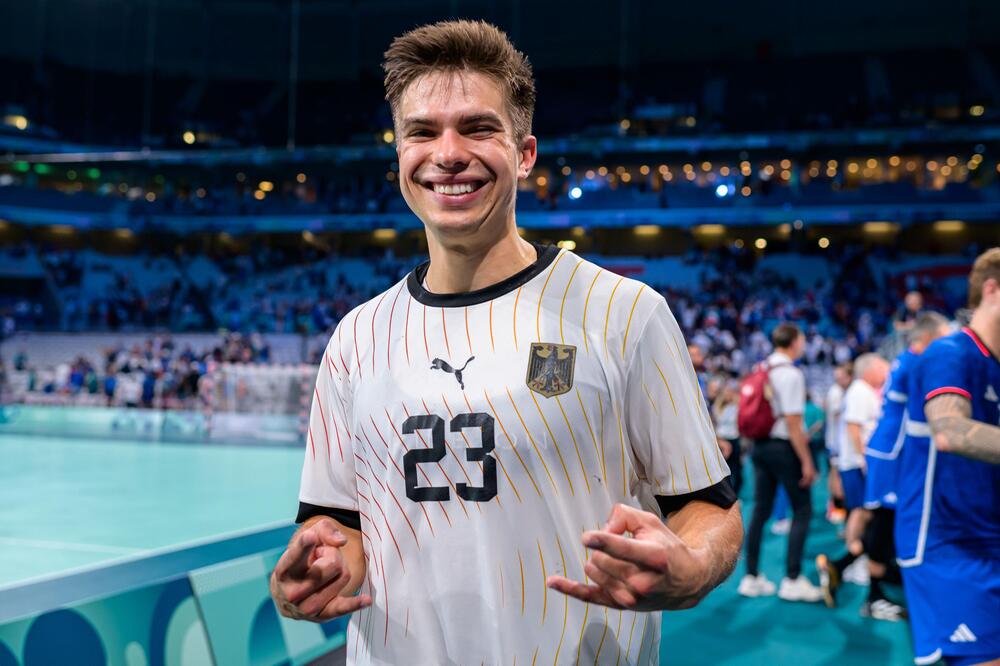 Der deutsche Handball-Nationalspieler Renars Uscins feiert seine Leistung gegen Frankreich