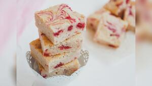 Der fruchtige Twist: Himbeeren verfeinern das kleine Gebäck.