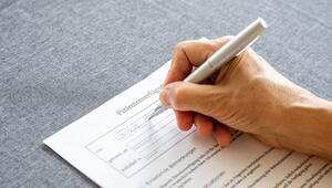 Eine Person füllt eine Patientenverfügung aus