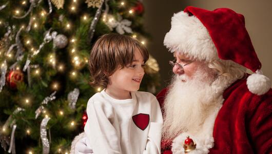 Junge mit Weihnachtsmann